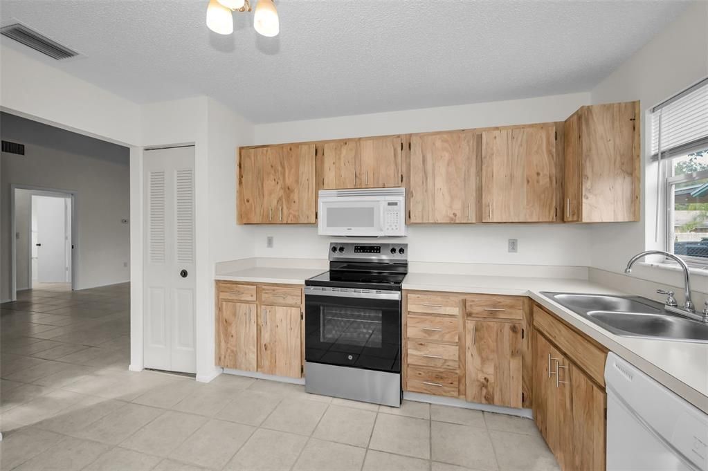 For Sale: $239,900 (2 beds, 2 baths, 1123 Square Feet)