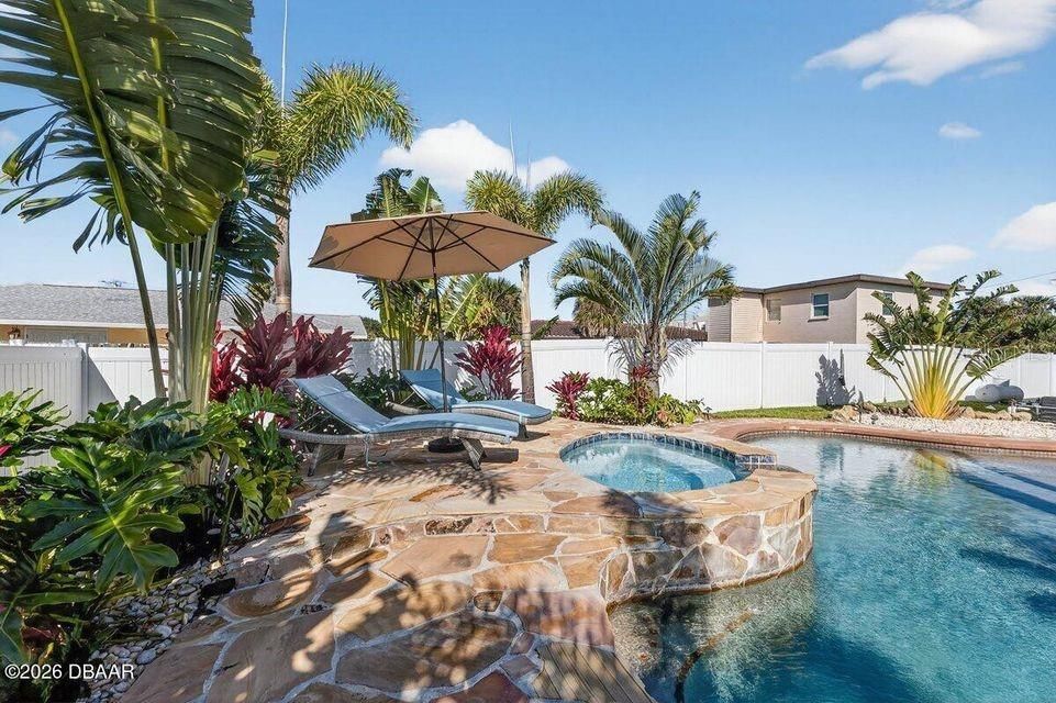 For Sale: $514,900 (2 beds, 2 baths, 1368 Square Feet)