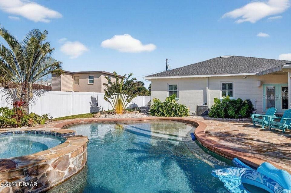 For Sale: $514,900 (2 beds, 2 baths, 1368 Square Feet)