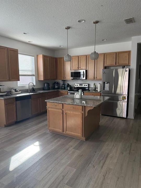 待售: $415,000 (4 贝兹, 2 浴室, 2064 平方英尺)