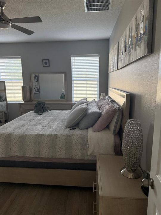 待售: $415,000 (4 贝兹, 2 浴室, 2064 平方英尺)