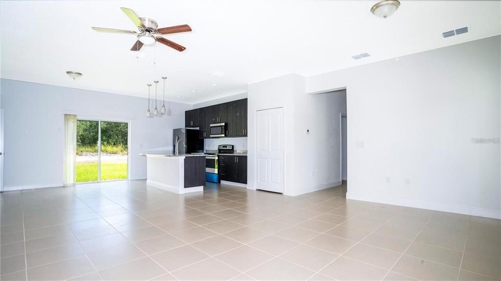 En Venta: $295,000 (4 camas, 2 baños, 1578 Pies cuadrados)