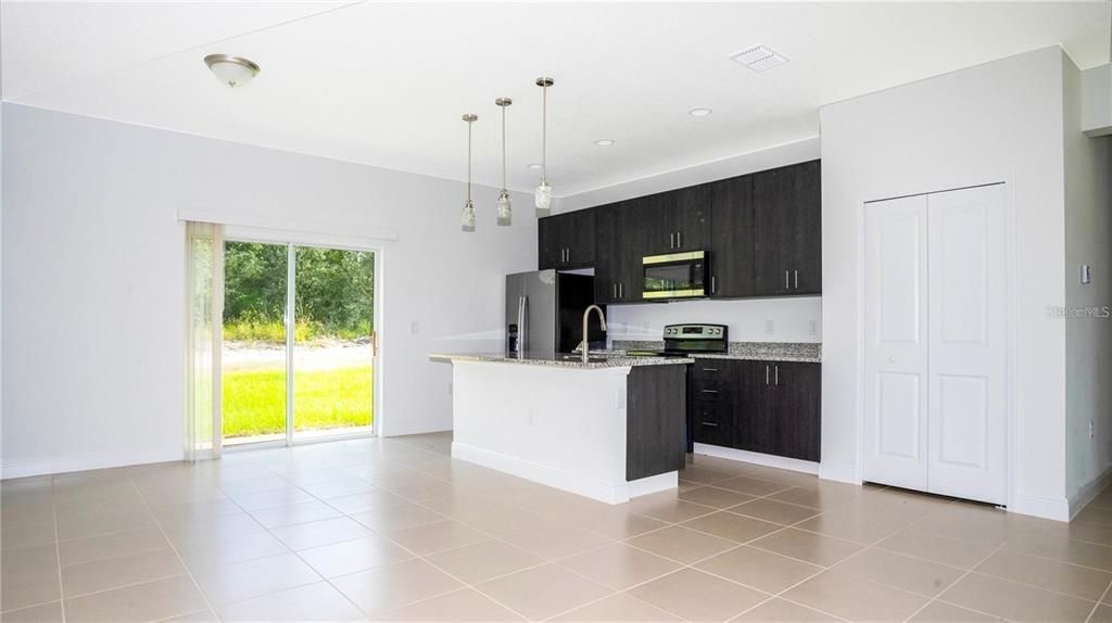 En Venta: $295,000 (4 camas, 2 baños, 1578 Pies cuadrados)