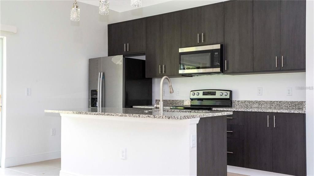 En Venta: $295,000 (4 camas, 2 baños, 1578 Pies cuadrados)