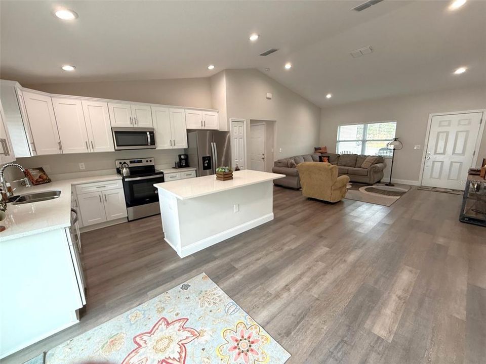 待售: $259,900 (3 贝兹, 2 浴室, 1368 平方英尺)