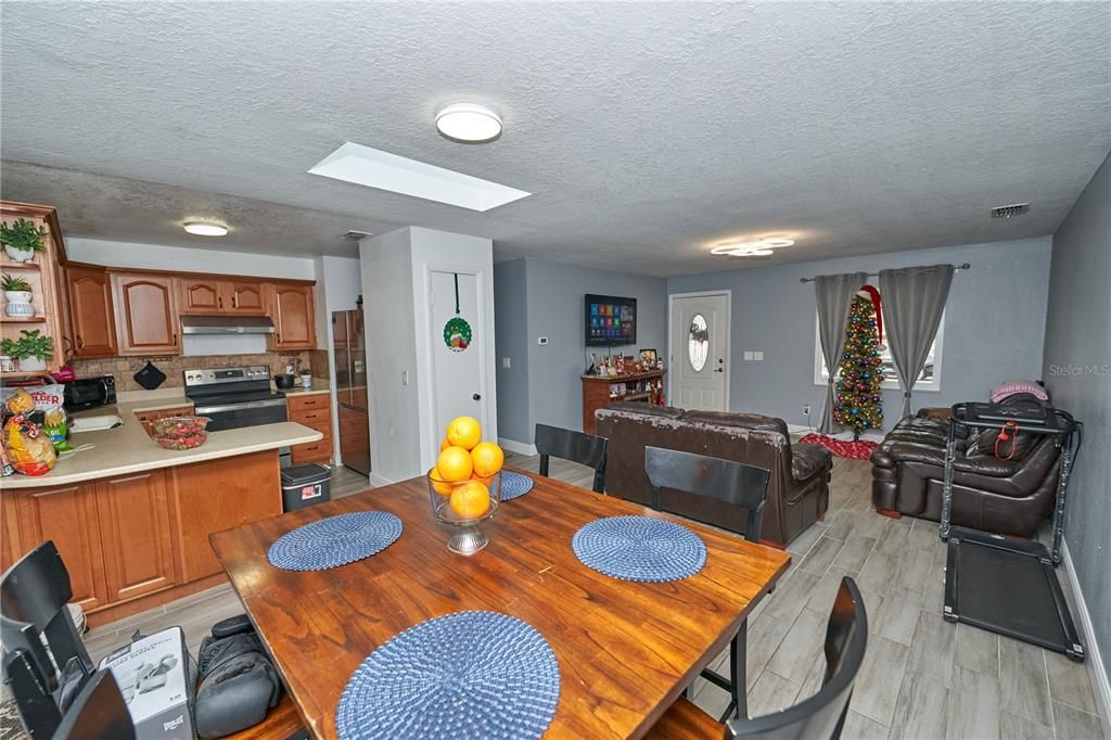 На продажу: $359,000 (3 спален, 2 ванн, 1225 Квадратных фут)