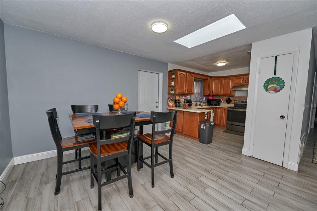 На продажу: $359,000 (3 спален, 2 ванн, 1225 Квадратных фут)