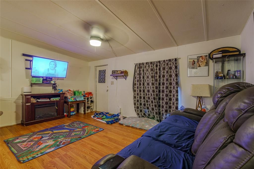 For Sale: $120,000 (3 beds, 2 baths, 960 Square Feet)