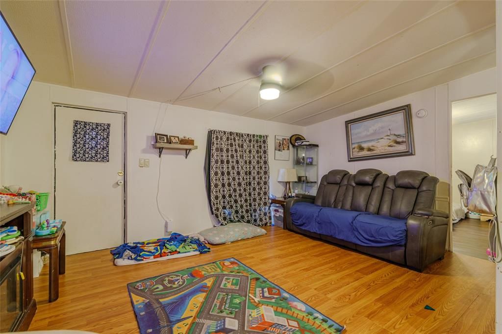 For Sale: $120,000 (3 beds, 2 baths, 960 Square Feet)