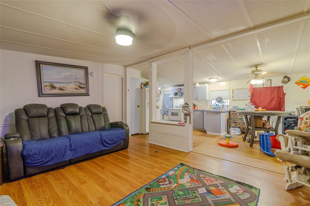 For Sale: $120,000 (3 beds, 2 baths, 960 Square Feet)