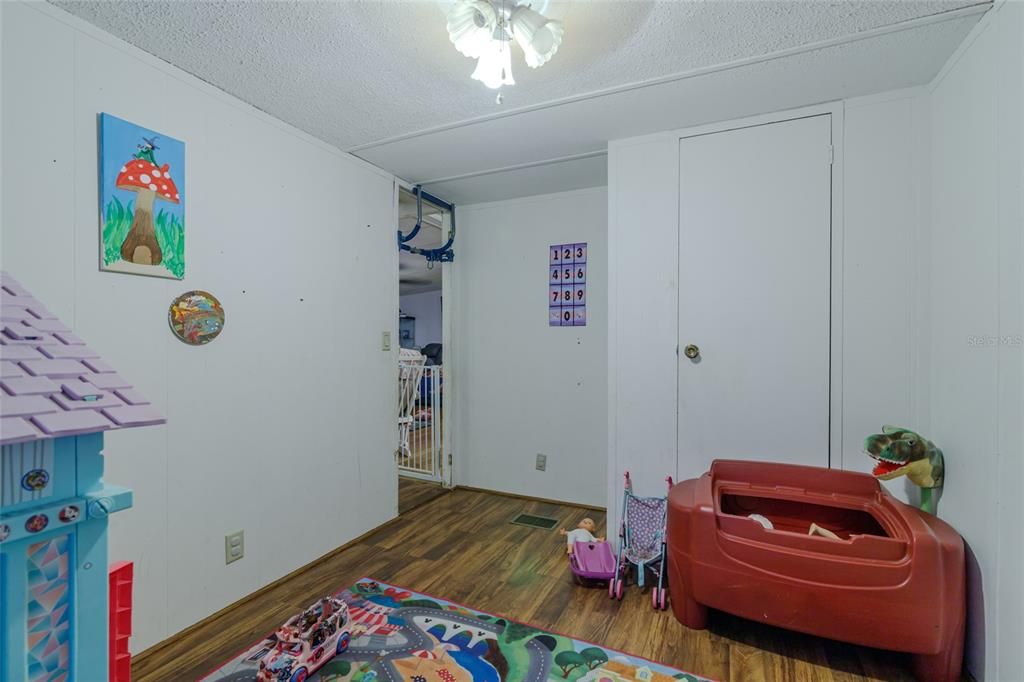 For Sale: $120,000 (3 beds, 2 baths, 960 Square Feet)