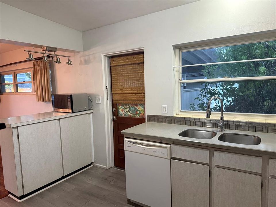 出租: $2,250 (3 贝兹, 2 浴室, 1404 平方英尺)