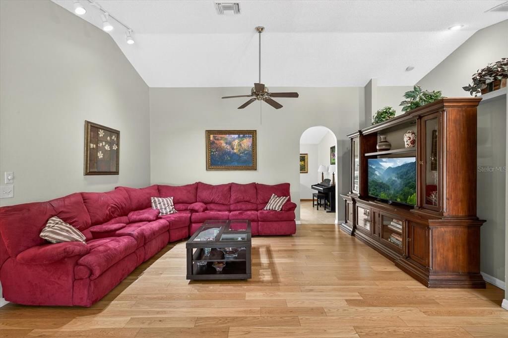 待售: $585,000 (3 贝兹, 2 浴室, 2028 平方英尺)