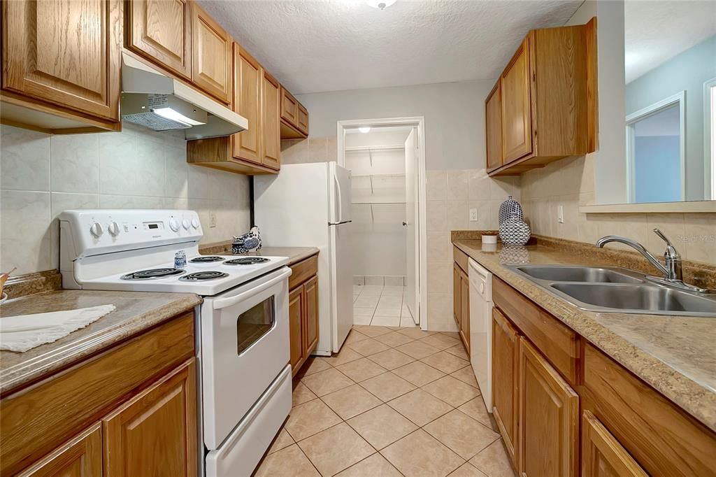 待售: $139,900 (2 贝兹, 2 浴室, 890 平方英尺)