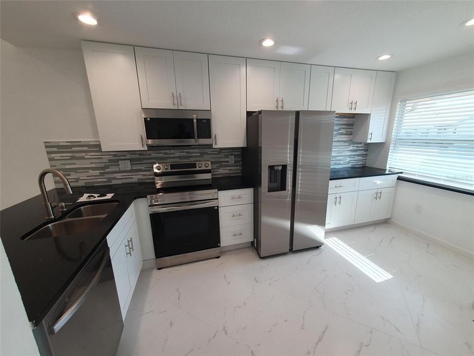 For Rent: $1,950 (2 beds, 2 baths, 1000 Square Feet)