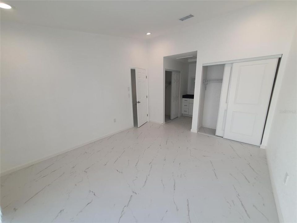 For Rent: $1,950 (2 beds, 2 baths, 1000 Square Feet)