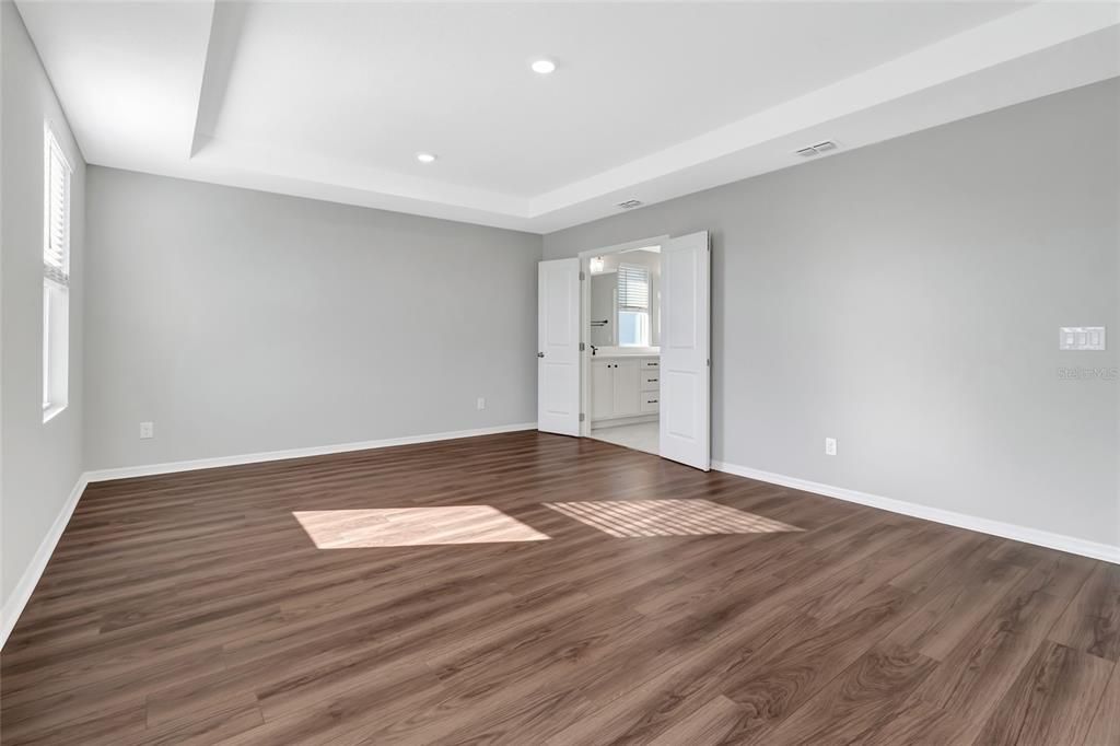 For Sale: $750,000 (5 beds, 4 baths, 3911 Square Feet)