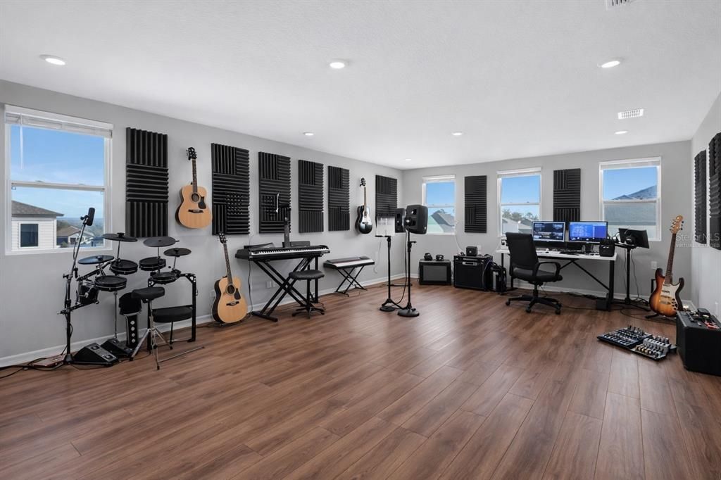 For Sale: $750,000 (5 beds, 4 baths, 3911 Square Feet)
