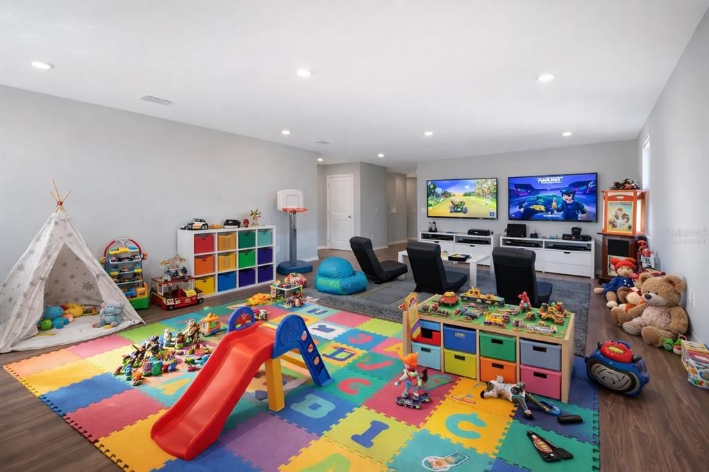 For Sale: $750,000 (5 beds, 4 baths, 3911 Square Feet)