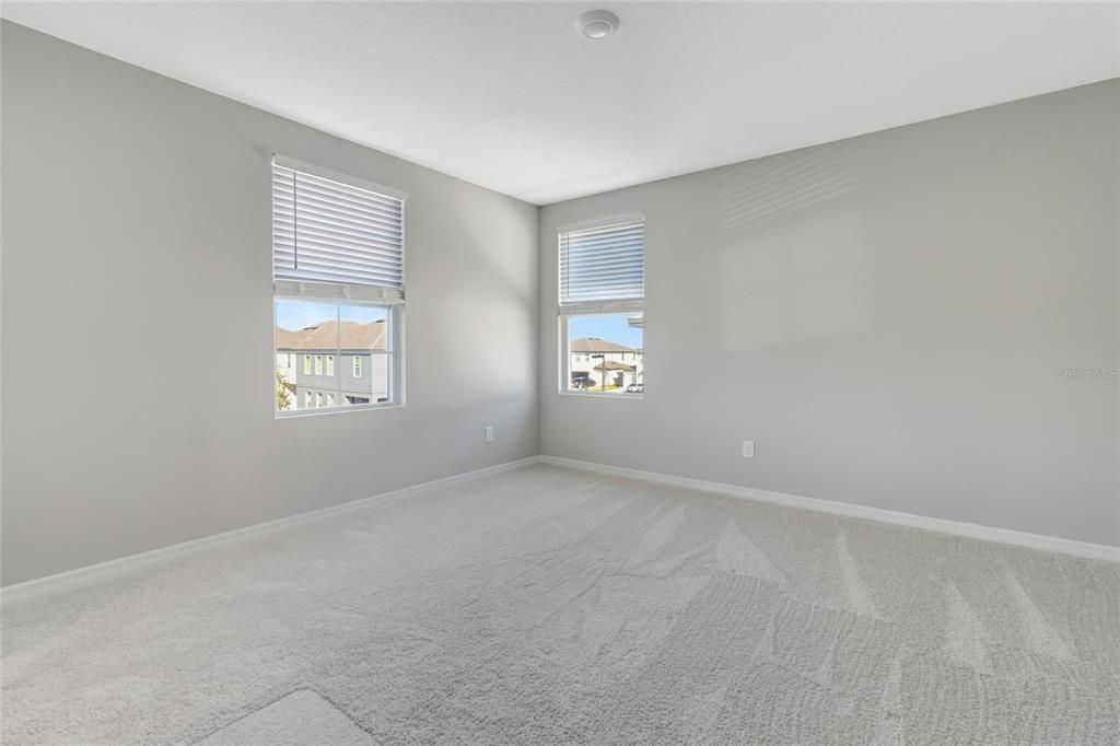 For Sale: $750,000 (5 beds, 4 baths, 3911 Square Feet)