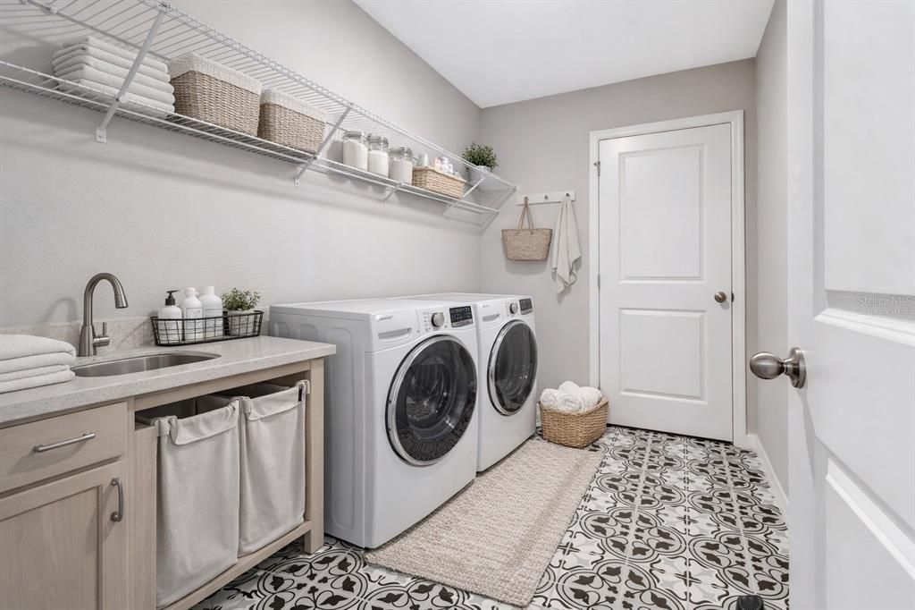 For Sale: $750,000 (5 beds, 4 baths, 3911 Square Feet)