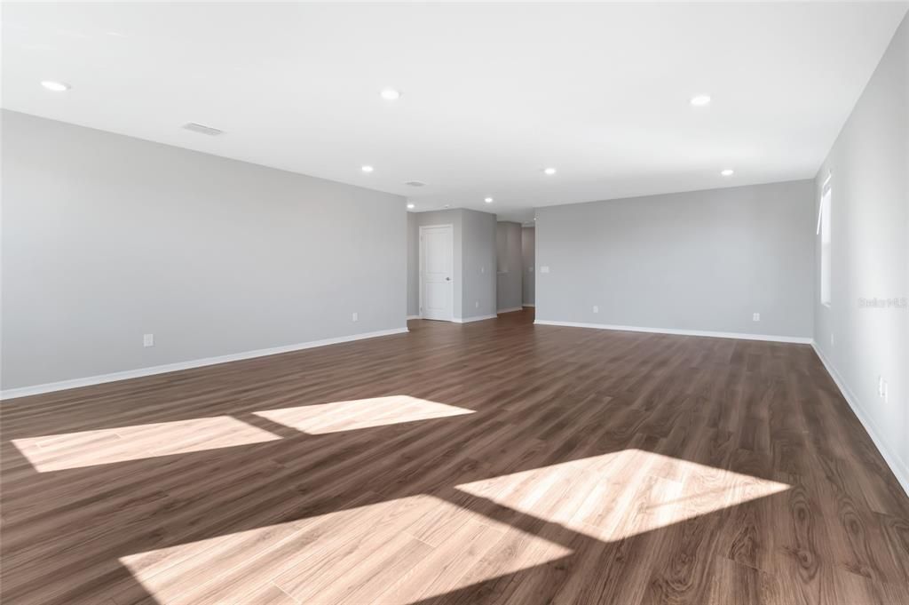 For Sale: $750,000 (5 beds, 4 baths, 3911 Square Feet)