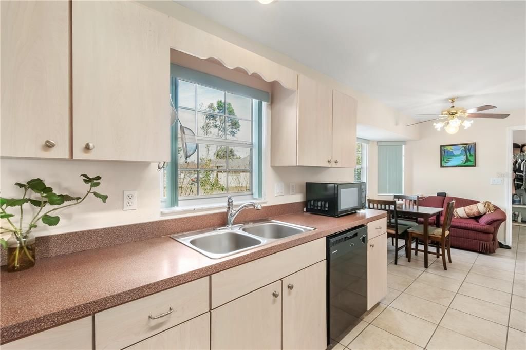 待售: $219,000 (2 贝兹, 2 浴室, 1438 平方英尺)