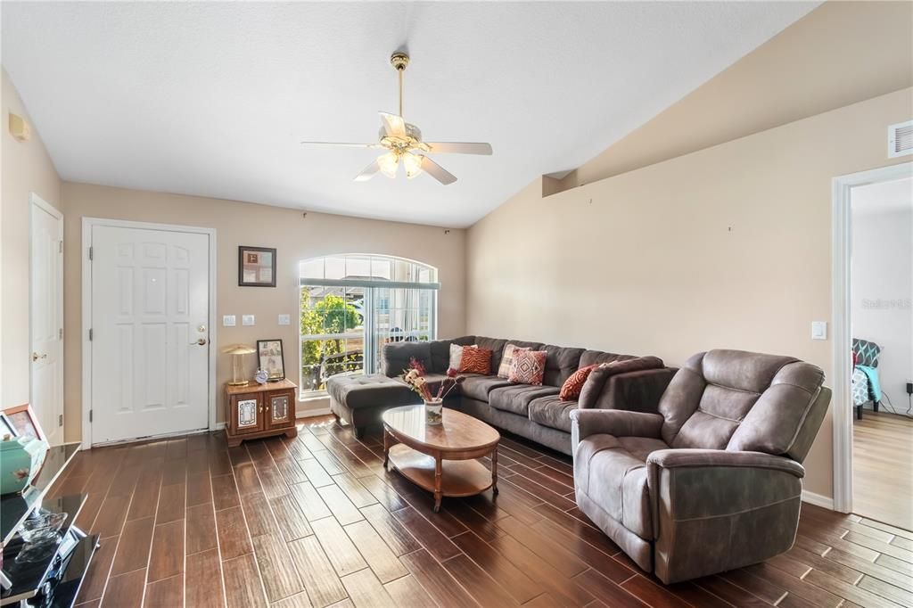 待售: $219,000 (2 贝兹, 2 浴室, 1438 平方英尺)