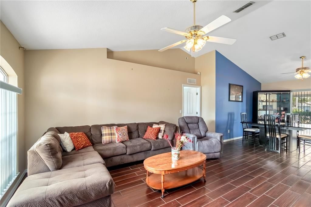 待售: $219,000 (2 贝兹, 2 浴室, 1438 平方英尺)