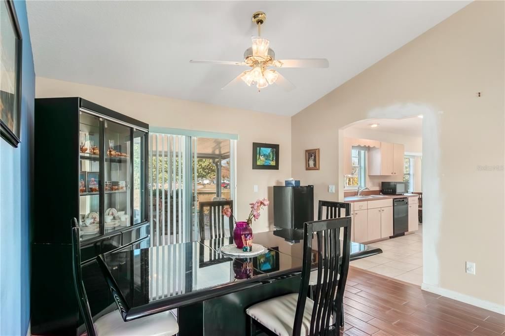 待售: $219,000 (2 贝兹, 2 浴室, 1438 平方英尺)