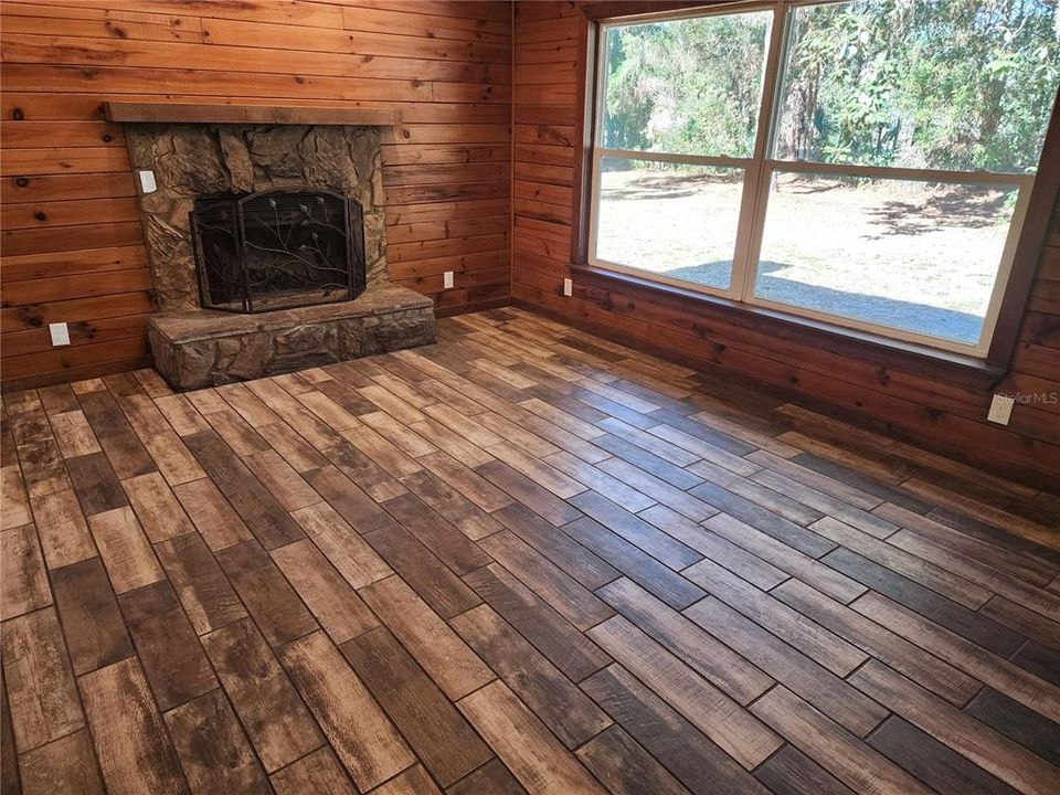 For Sale: $325,000 (2 beds, 1 baths, 988 Square Feet)