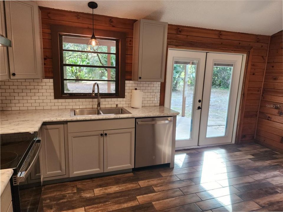 For Sale: $325,000 (2 beds, 1 baths, 988 Square Feet)