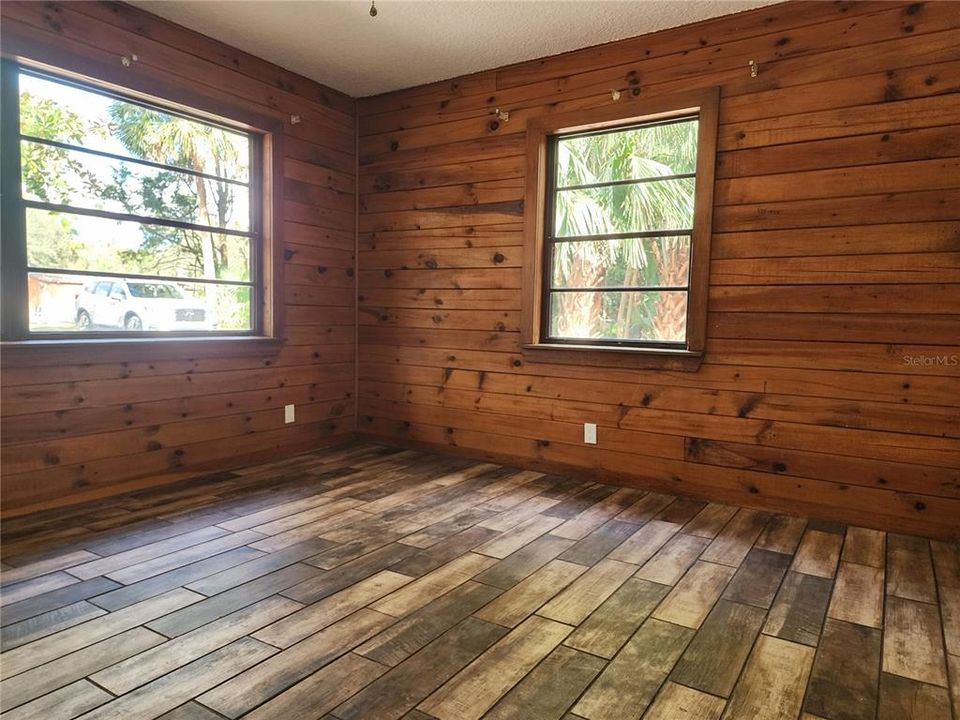 For Sale: $325,000 (2 beds, 1 baths, 988 Square Feet)