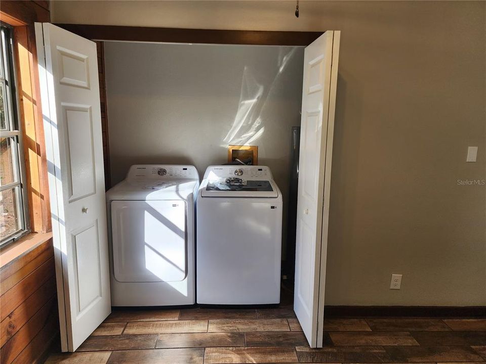 For Sale: $325,000 (2 beds, 1 baths, 988 Square Feet)