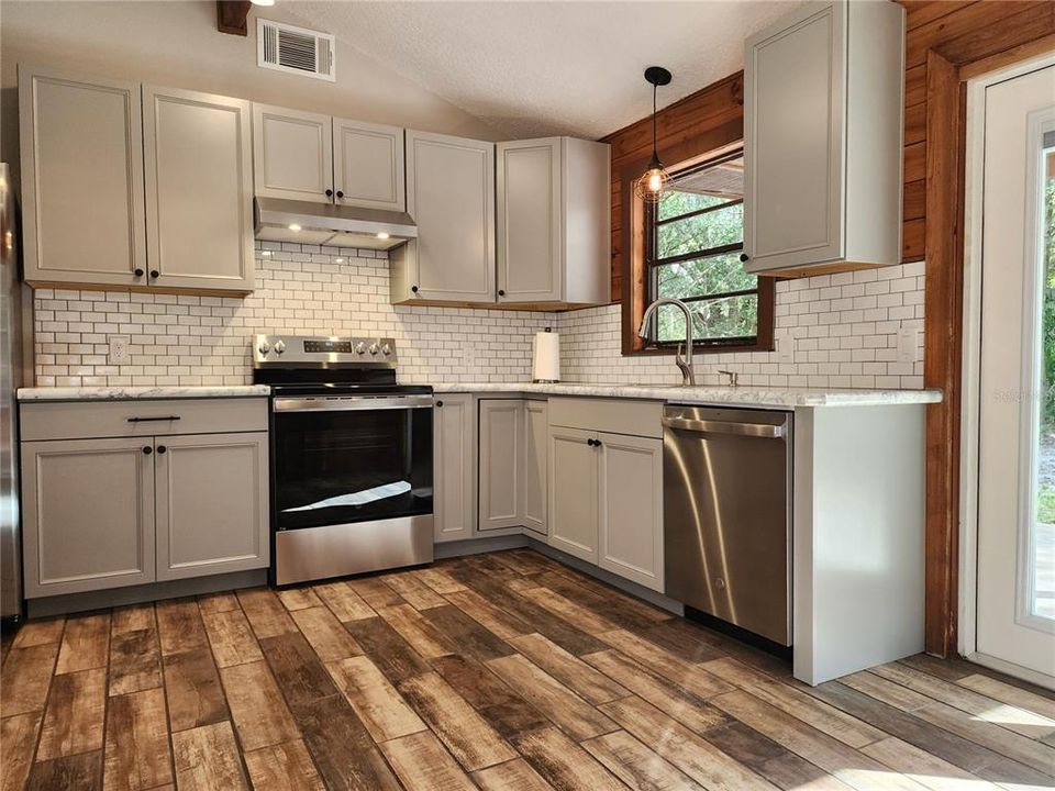 For Sale: $325,000 (2 beds, 1 baths, 988 Square Feet)