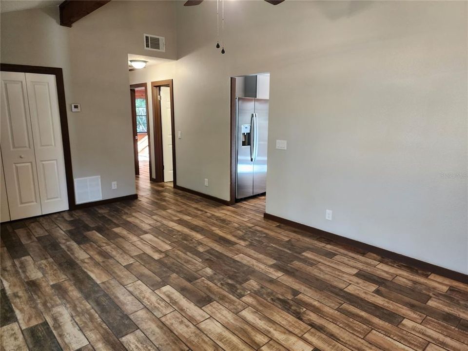 For Sale: $325,000 (2 beds, 1 baths, 988 Square Feet)