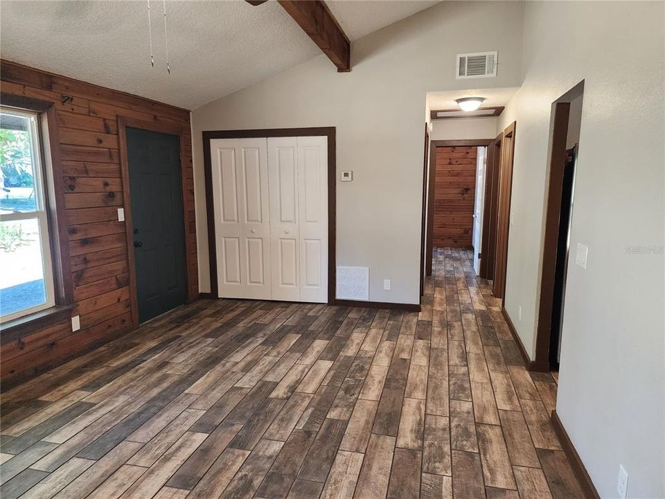 For Sale: $325,000 (2 beds, 1 baths, 988 Square Feet)