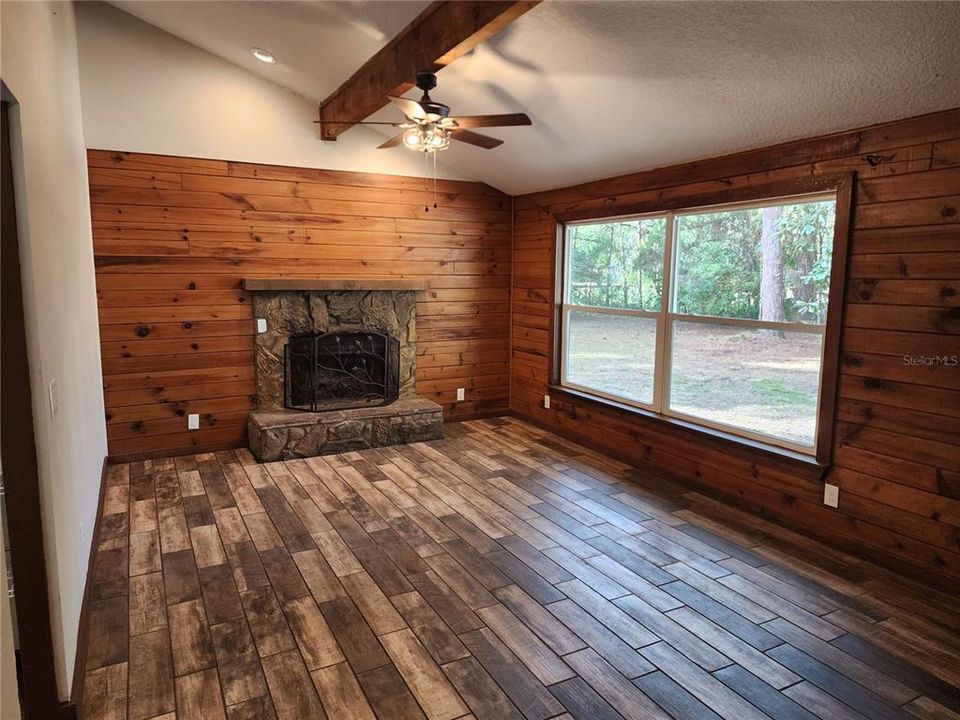 For Sale: $325,000 (2 beds, 1 baths, 988 Square Feet)