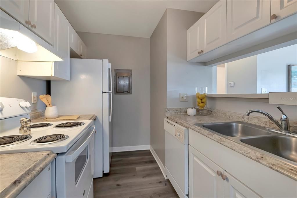 待售: $129,900 (2 贝兹, 1 浴室, 790 平方英尺)