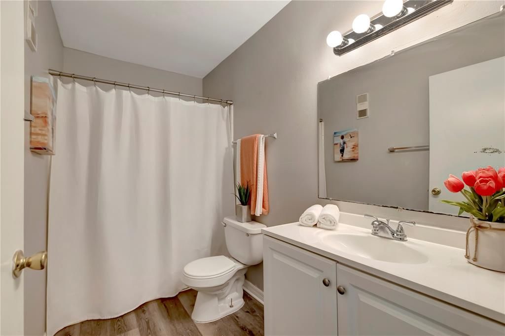 待售: $129,900 (2 贝兹, 1 浴室, 790 平方英尺)