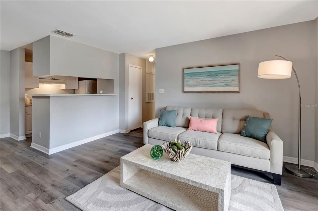 待售: $129,900 (2 贝兹, 1 浴室, 790 平方英尺)