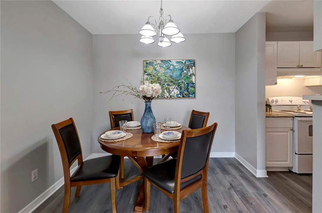 待售: $129,900 (2 贝兹, 1 浴室, 790 平方英尺)