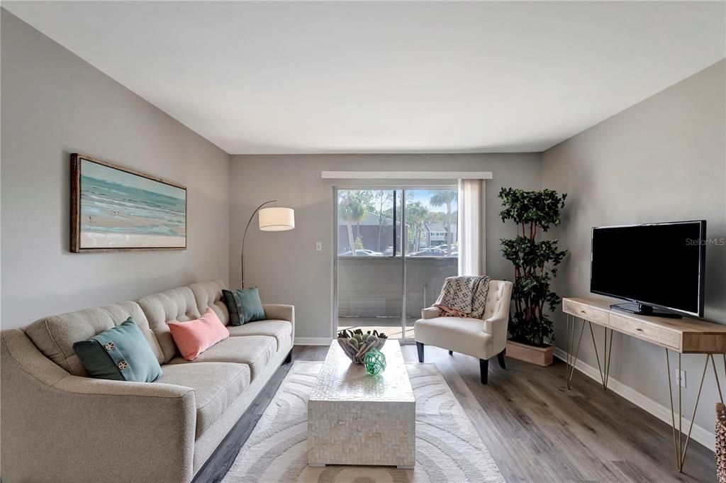 待售: $129,900 (2 贝兹, 1 浴室, 790 平方英尺)