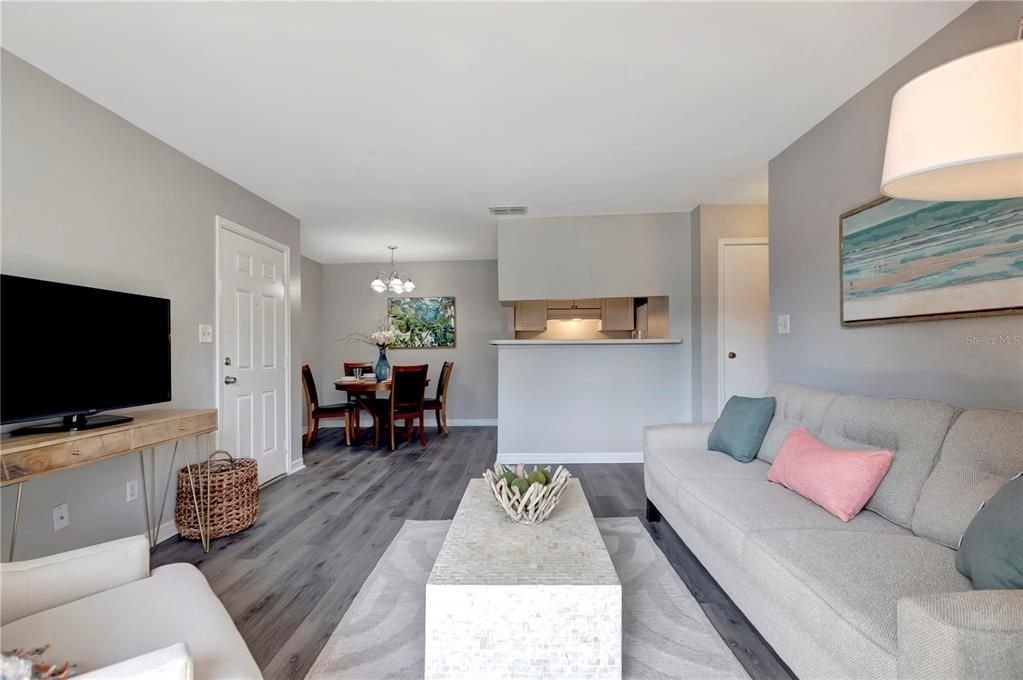 待售: $129,900 (2 贝兹, 1 浴室, 790 平方英尺)