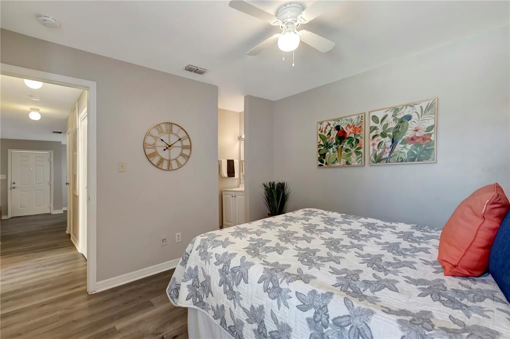 待售: $129,900 (2 贝兹, 1 浴室, 790 平方英尺)