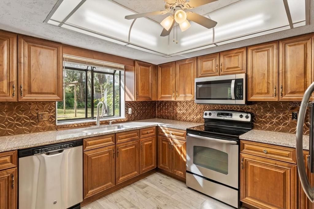 Activo con contrato: $349,000 (3 camas, 2 baños, 1562 Pies cuadrados)