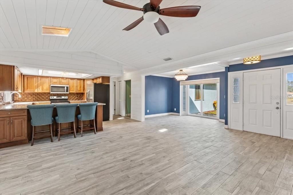 Activo con contrato: $349,000 (3 camas, 2 baños, 1562 Pies cuadrados)