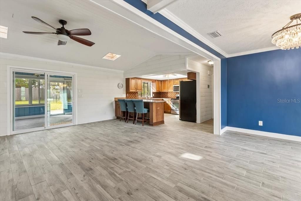 Activo con contrato: $349,000 (3 camas, 2 baños, 1562 Pies cuadrados)