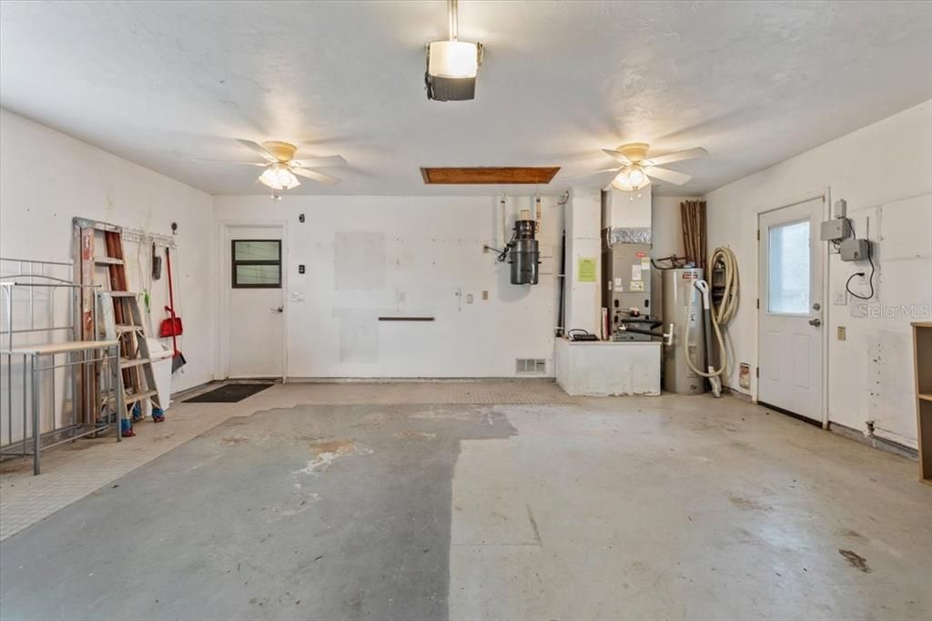 Activo con contrato: $349,000 (3 camas, 2 baños, 1562 Pies cuadrados)