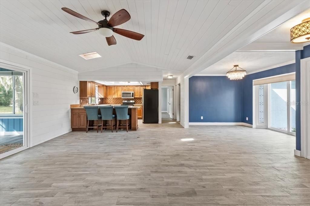 Activo con contrato: $349,000 (3 camas, 2 baños, 1562 Pies cuadrados)